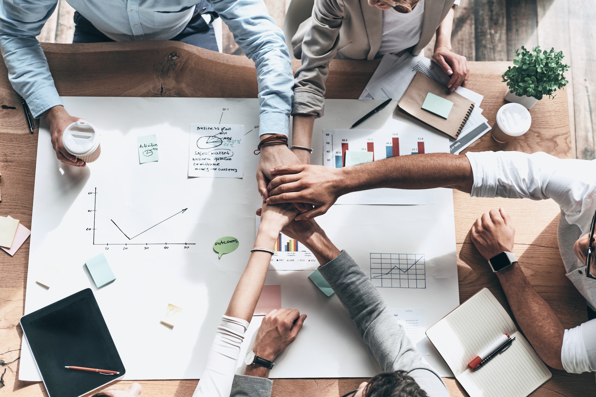 monday.com בעברית מול MyBusiness: השוואה מקיפה בין CRM גלובלי למערכת ישראלית